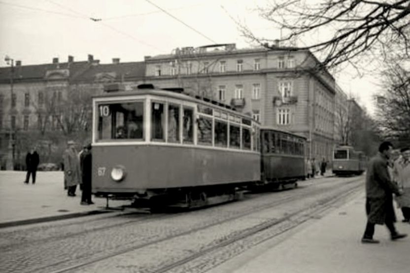 Tramvaj linije 10 na trgu kralja Tomislava 1961. godine
